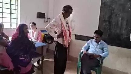 टुंडी: काशीटांड़ में धरती आबा जनजातीय उत्कर्ष ग्राम अभियान के तहत शिविर का आयोजन किया गया
