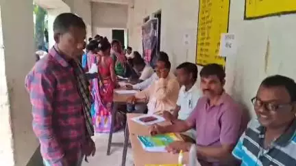 टुंडी: दोमुंडा में धरती आबा जनजातीय उत्कर्ष ग्राम अभियान के तहत शिविर का आयोजन किया गया