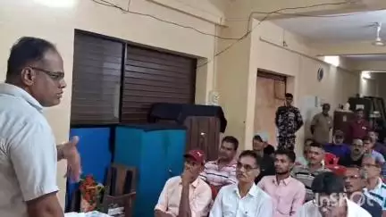 दोडामार्ग: वीज कार्यालयात अभियंत्यांसमोर वीज ग्राहकांनी मांडल्या विविध समस्या