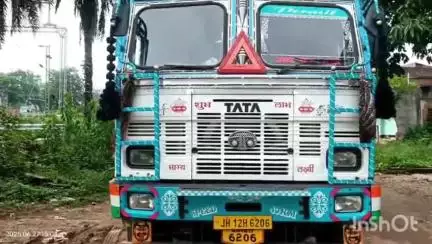 जयनगर: परसाबाद रेलवे फाटक के पास लोहे की रॉड पर ट्रक चढ़ने से टायर फटा, दो लोग घायल