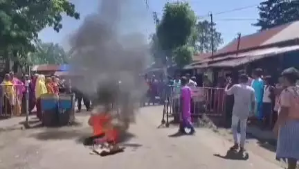 তুফানগঞ্জ ২: ব্যবসায়ীর দোকান থেকে আগ্নেয়াস্ত্র উদ্ধারের ঘটনায় ধৃত ব্যবসায়ীকে মুক্তির দাবিতে দিনভর উত্তপ্ত মানসাই বাজার এলাকা