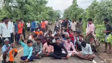 शाहबाद: रामपुर तलहटी के धुपकटा में वन भूमि पर किया गया अतिक्रमण, नाराज ग्रामीणों ने रोड पर लगाया जाम