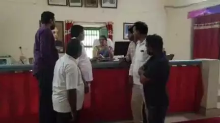 బూర్గంపహాడ్: కొత్త రేషన్ కార్డుల మంజూరులో అవకతవకలు జరిగాయంటూ తహసీల్దార్‌కి వినతి పత్రం అందించిన బీఆర్ఎస్ నాయకులు
