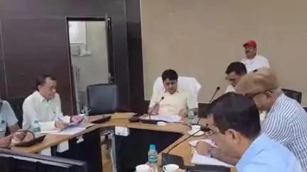 रुद्रपुर: डीएम नितिन सिंह भदोरिया ने कलेक्ट्रेट सभागार में त्रिस्तरीय पंचायत चुनाव को लेकर अधिकारियों के साथ की बैठक