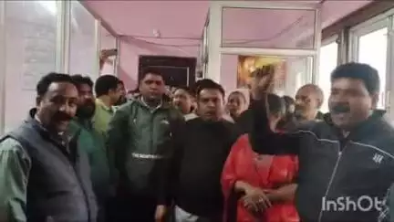 नैनीताल: पालिका कर्मियों ने किया कार्य बहिष्कार, पालिका अध्यक्ष बोलीं- ईमानदार हूं, इसलिए सबको आ रही हैं दिक्कतें
