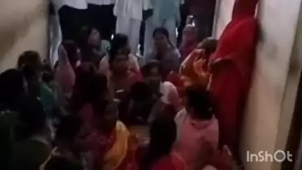 वाशी: तालुक्यातील तांदूळवाडी येथील महिलांचा शेतकऱ्यांना मारहाण केल्याप्रकरणी कारवाईसाठी तहसीलदारांच्या दालनाबाहेर ठिय्या