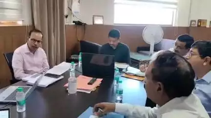 पौड़ी: सीडीओ ने विकास भवन कार्यालय कक्ष में की एनआरएलएम, ग्रामोत्थान परियोजना व गांवों में हुए कार्यों की समीक्षा बैठक