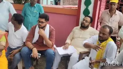 बांके बाज़ार: पूर्व एमएलसी रामबली चंद्रवंशी ने पीड़ित परिवार से की मुलाकात, अपराधियों को सजा दिलाने का दिया आश्वासन