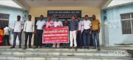 बरियारपुर: तीसरे दिन भी काला पट्टी बांधकर अपने कार्य करते दिखे लिपिक