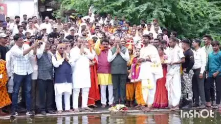 धामणगाव रेल्वे: कौंडण्यपूर येथे वर्धा नदीला २११ मीटरची भव्य साडी-चोळी अर्पण; पालकमंत्री चंद्रशेखर बावनकुळे व आमदार अडसड यांची उपस्थिती