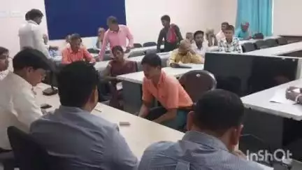 नवादा: समाहरणालय सभाकक्ष में अपर समाहर्त्ता-सह-जिला लोक शिकायत निवारण पदाधिकारी ने आयोजित किया जनता दरबार