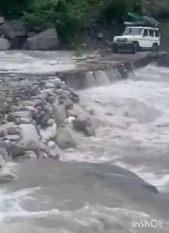 बागेश्वर: जिले में लैंडस्लाइड और बोल्डर गिरने से सड़कें बंद, वाहन चालक जान जोखिम में डालकर चला रहे वाहन