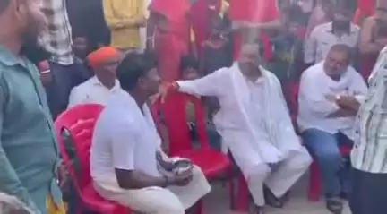 इटाढ़ी: विझौरा गांव पहुंचे राजपुर विधायक, सड़क दुर्घटना में मृतक युवक के परिजनों से की मुलाकात