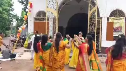 ঝাড়গ্রাম: বৃক্ষরোপণের মাধ্যমে দুর্গা পুজোর খুঁটিপুজো হল ঝাড়গ্রাম অরণ্য সংঘের, এবারের থিম মৌচাকের বাসায় সাম্প্রদায়িক সম্প্রীতি