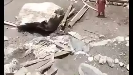 कुल्लू: शुगाड की पहाड़ी से गिरी चट्टान, 2 लोगों के घरों को हुआ नुकसान