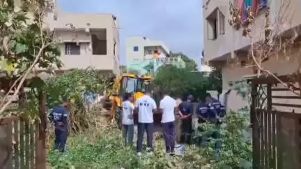 హిమాయత్ నగర్: ఐఎస్ సదన్‌లోని కృష్ణానగర్‌లో నాలాలపై వెలసిన అక్రమ నిర్మాణాలను కూల్చివేసిన హైడ్రా అధికారులు