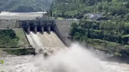 मंडी: सदर मंडी के पंडोह में आपदा से प्रभावित परिवार आज भी कर रहे मदद का इंतजार, बीबीएमबी नहीं दे रही कोई सुविधा #jansamasya