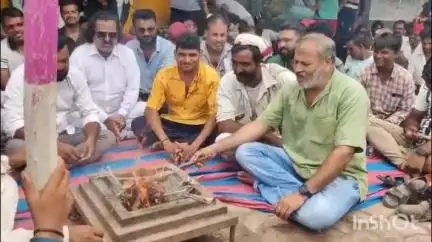 ઓખામંડળ: દ્વારકામાં લારી ગલ્લા વાળા ઓ નો સતત બીજા દિવસે પણ ઉપવાસ આંદોલન યથાવત#jansamasya