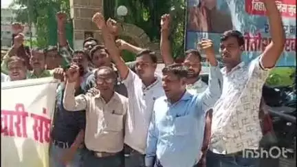 भभुआ: समाहरणालय के मुख्य गेट पर कर्मचारियों ने अपनी मांगों को लेकर काली पट्टी बांध किया प्रदर्शन