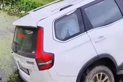 कांकेर: जंगलवार कॉलेज के पास डिप्टी कमिश्नर की कार ने बाइक सवार भाई-बहन को मारी ठोकर