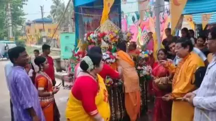 তমলুক: পাঁশকুড়া শহর তৃণমূলের উদ্যোগে বাহারগ্রামে রথের দড়িতে টান দিলেন বিধায়ক