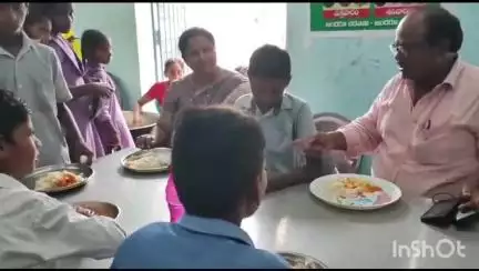 అమరావతి ప్రభుత్వ ప్రాథమిక పాఠశాలలో మధ్యాహ్న భోజనాన్ని తనిఖీ చేసిన ఎంఈఓ శివ బాబు