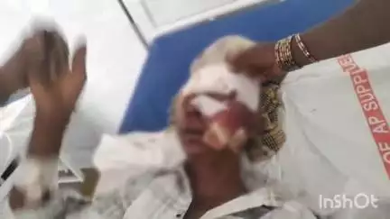 ఆలూరు: ఆస్పరిలో తన ఇద్దరు పిల్లలను హాస్టల్‌లో వదిలి వస్తుండగా బైక్ అదుపుతప్పి కింద పడటంతో వ్యక్తి తలకు తీవ్ర గాయాలు