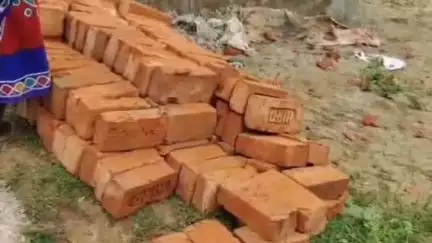 বালুরঘাট: পতিরামের উত্তর রায়পুরে নিম্নমানের সামগ্রী দিয়ে তৈরি হচ্ছে অঙ্গনওয়াড়ি সেন্টার, বিক্ষোভ স্থানীয়দের #jansamasya