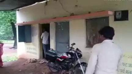 मोहनगढ़: मोहनगढ़ स्थित लोक सेवा केंद्र में प्रमाण पत्र बनवाने के नाम पर अवैध वसूली करने के ग्रामीणों ने लगाए आरोप
