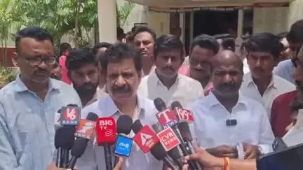 నకిరేకల్: సమాజంలో పిల్లలు సోషల్ మీడియాలో నిత్యం యాక్టివ్‌గా ఉండటం సహజం: బీఆర్ఎస్ మాజీ పొలిట్‌ బ్యూరో సభ్యులు డా. చెరుకు సుధాకర్