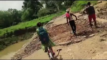 कैलारस: पब्लिक एप की खबर का असर: ग्राम मुकूद में तेज बहाव से टूटे हुए रखने की हुई मरम्मत, ग्रामीणों ने कहा धन्यवाद