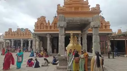 ಚಾಮರಾಜನಗರ: ಮೊದಲ ಆಷಾಢ ಮಾಸ ನಗರದ ಚಾಮರಾಜೇಶ್ವರ ದೇವಾಲಯಕ್ಕೆ ಭಕ್ತಾದಿಗಳ ದಂಡು : ಚಾಮುಂಡಿಯ ವರವ ಬೇಡಿದ ಮಹಿಳೆಯರು