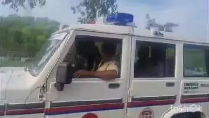 सिरोही: सिरोही के बाहरीघाटा के पास तेज रफ्तार कार अनियंत्रित होकर डिवाइडर से टकराई, हादसे में एक युवक घायल हुआ