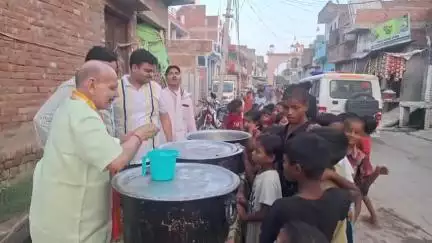 कन्नौज: कन्नौज शहर में जगन्नाथ यात्रा के अवसर पर बांटा गया ठंडा शरबत, श्रद्धालुओं को मिली गर्मी से राहत