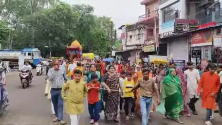 मंडला: मंडला में सिद्ध घाट से भगवान जगन्नाथ की रथ यात्रा निकाली गई, बारिश में नगरवासियों ने छाता लगाकर रथ खींचा
