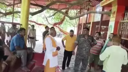 रोसड़ा: बड़ी दुर्गा स्थान वार्ड 11 स्थित देवनी बाबा मंदिर में अज्ञात चोर ने की चोरी, पुलिस जांच में जुटी