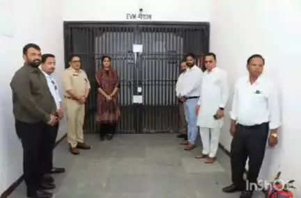 झाबुआ: झाबुआ में कलेक्टर और पुलिस अधीक्षक ने किया ईवीएम वेयरहाउस का निरीक्षण