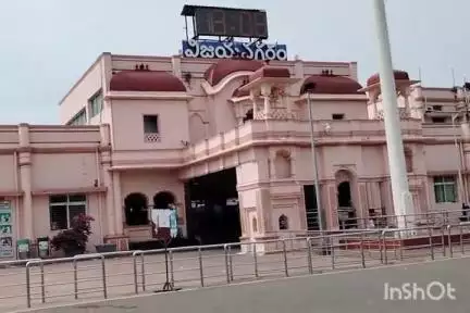 స్థానిక రైల్వే స్టేషన్లో పనిచేస్తున్న శానిటేషన్ సిబ్బందిని నిర్దాక్షిణ్యంగా తొలగించిన నూతన కాంట్రాక్టర్ #localissue