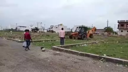 रायपुर: निगम ने जोन 1 के वार्ड क्रमांक 4 में कुम्भी समाज भवन के पास अवैध प्लाटिंग पर कार्रवाई करते हुए नींव को उखाड़ा