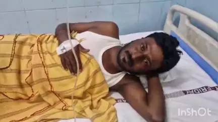 రోడ్డు ప్రమాదంలో ఇద్దరు యువకులు తీవ్రంగా గాయపడ్డ సంఘటన శుక్రవారం పీటీఎం మండలంలో జరిగింది :