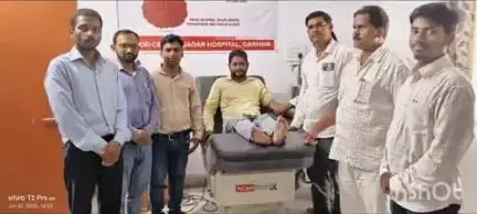 मेराल: मेराल बाजार निवासी एनीमिया से पीड़ित महिला को भाजपा कार्यकर्ता ने किया रक्तदान