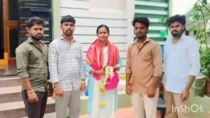 ఆలూరు: హోళగుందలో విద్యారంగ సమస్యలు పరిష్కరించాలని, టిడిపి రాష్ట్ర మహిళ నాయకురాలు వైకుంఠం జ్యోతిని కలిసిన TNSF నాయకులు
