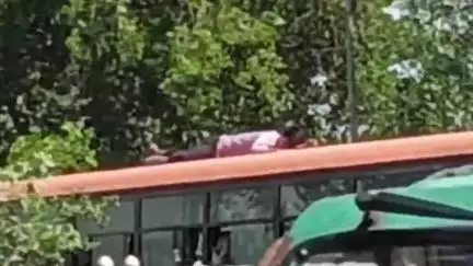 रामपुर: प्रेम प्रसंग में युवक ने पुल से कूदकर जान देने की कोशिश की, बस की छत पर गिरा युवक, ज़िला अस्पताल में भर्ती