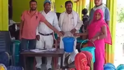 सिमरी बख्तियारपुर: खोचरदेवा गांव में स्वच्छता अभियान के तहत 300 डस्टबीन का वितरण किया गया