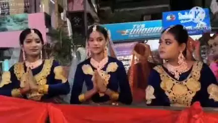 রায়গঞ্জ: পুর্ব নেতাজী পল্লীর রথযাত্রায় রায়গঞ্জের রাজপথে পায়ে হেটে অংশ নিলেন রায়গঞ্জের পৌর প্রশাসক সন্দীপ বিশ্বাস