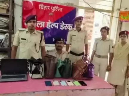 गया टाउन सीडी ब्लॉक: भुवनेश्वर दूरंतो एक्सप्रेस में चोरी किए गए सामान बरामद, गया रेलवे पुलिस पदाधिकारी ने दी जानकारी