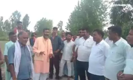 बरखेड़ा क्षेत्र के गांव काजरबोझी में गन्ने के खेत में दो शावकों के साथ देखी गई बाघिन पहुंचे किसान नेता देवस्वरूप पटेल।