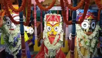 কাঁকসা: রীতি মেনে কাঁকসা রথতলায় গড়ালো রথ,দড়িতে টান দিয়ে সূচনা করলেন কাঁকসা থানার পুলিশকর্মীরা,বহু ভক্তের সমাগম,বসেছে মেলা