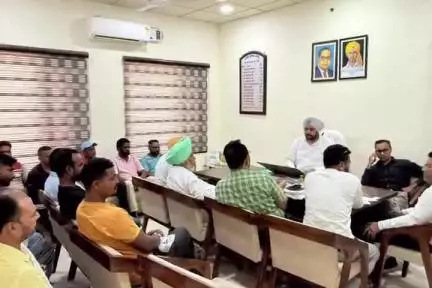 ਮਲੋਟ: ਬਰਸਾਤਾਂ ਨੂੰ ਮੁੱਖ ਰੱਖਦੇ ਹੋਏ ਨਗਰ ਕੌਂਸਲ ਮਲੋਟ ਵੱਲੋਂ ਦਫਤਰ ਵਿਖੇ ਵਿਭਾਗਾਂ ਨਾਲ ਕੀਤੀ ਮੀਟਿੰਗ