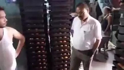 फर्रुखाबाद: खाद सुरक्षा विभाग की टीम ने जेएनवी रोड, सैनिक कॉलोनी, आवास विकास में छापा मारकर खाद्य पदार्थों के नमूने लिए